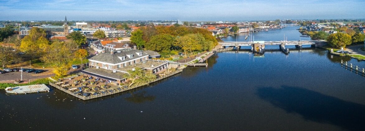 Luchtfoto van Het Rechthuis aan de Amstel