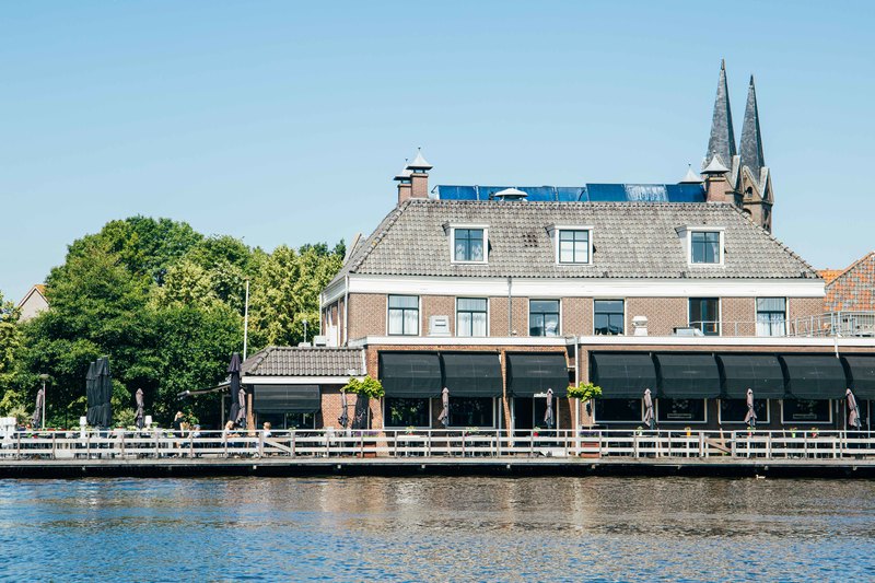 Het Rechthuis aan den Amstel gezien vanaf het water