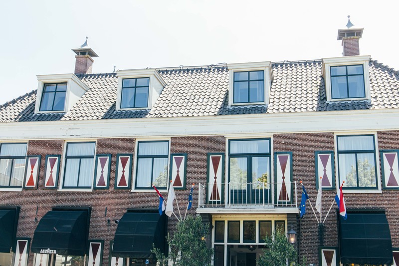 De gevel met vlaggen