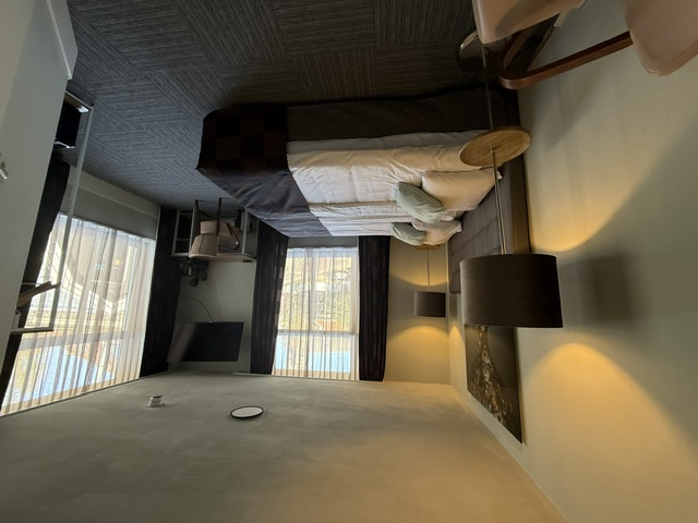 Tweepersoonskamer met bureau en daglicht