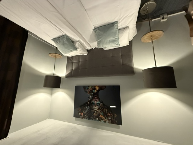 Sfeervolle kamer met staande lampen en wandkunst