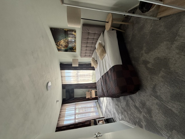Lichte hotelkamer met uitzicht op de Amstel
