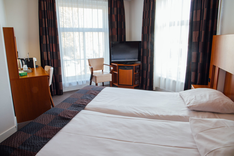 Hotelkamer met zithoek bij het raam