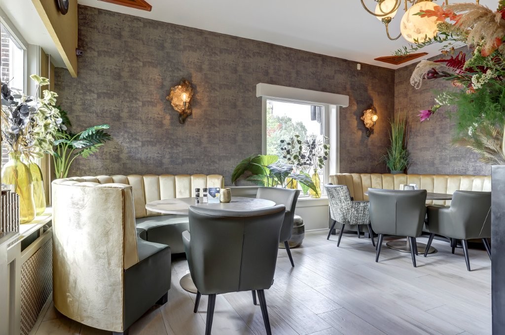 Sfeervolle lounge met comfortabele zithoek