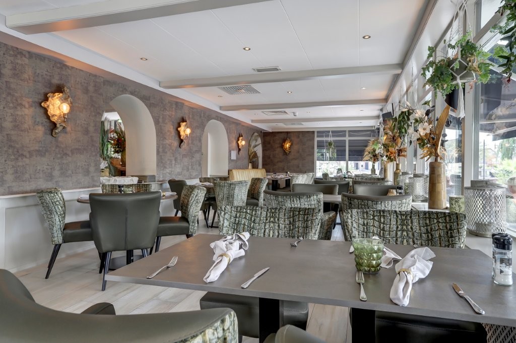 Gedekte tafel in het restaurant