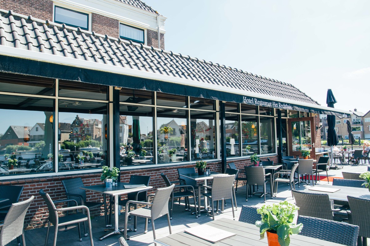 Het terras van Het Rechthuis aan het water